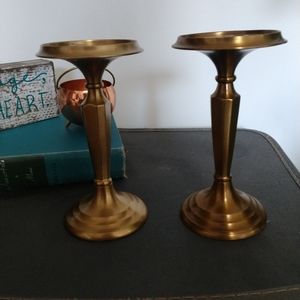 Set of 2 pillar candle holders